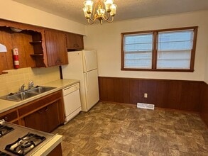 2159 E Cherry St in Springfield, MO - Building Photo - Building Photo