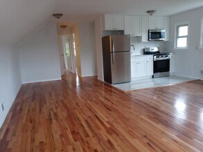 2 Pinecrest Rd in Jersey City, NJ - Building Photo - Building Photo
