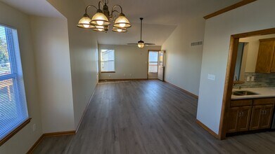 245 SW Chartwell Pl in Lee's Summit, MO - Foto de edificio - Building Photo