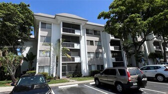 711 N Pine Island Rd in Plantation, FL - Building Photo