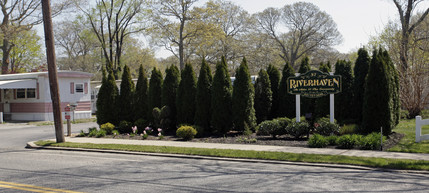 Riverhaven Park in Riverhead, NY - Building Photo - Building Photo