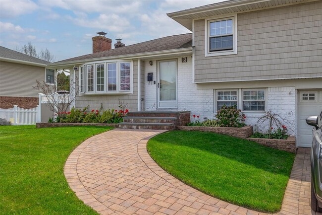 8 Lincoln St in Farmingdale, NY - Building Photo - Building Photo