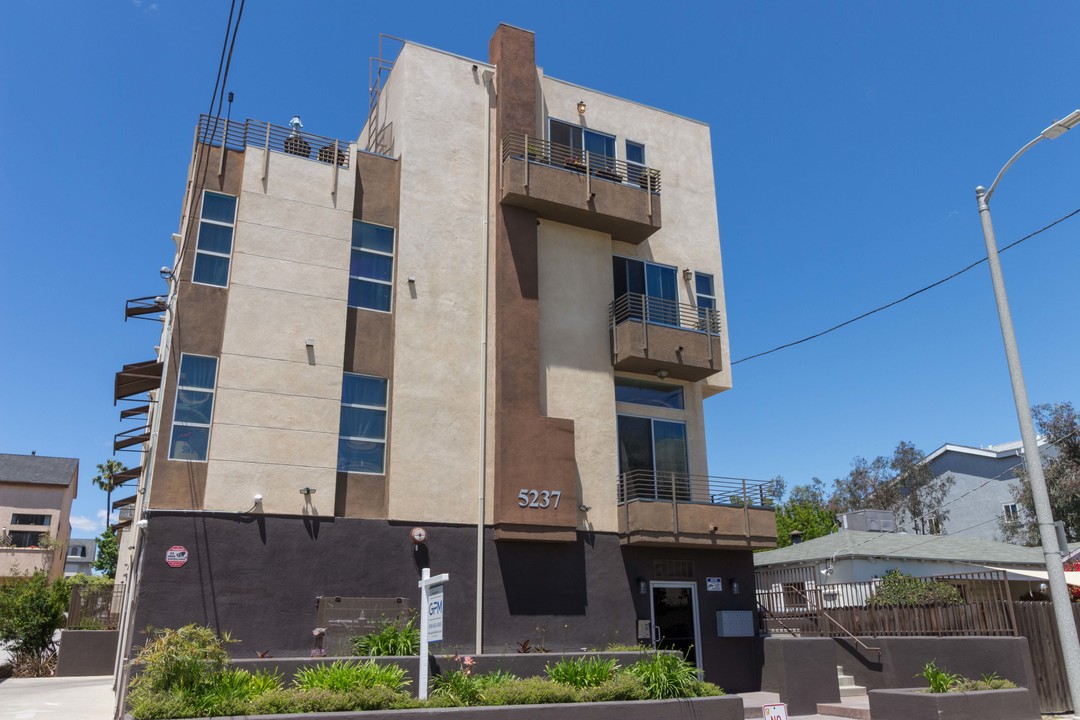 5237 Willowcrest Ave, Unit 3415 in Los Angeles, CA - Building Photo