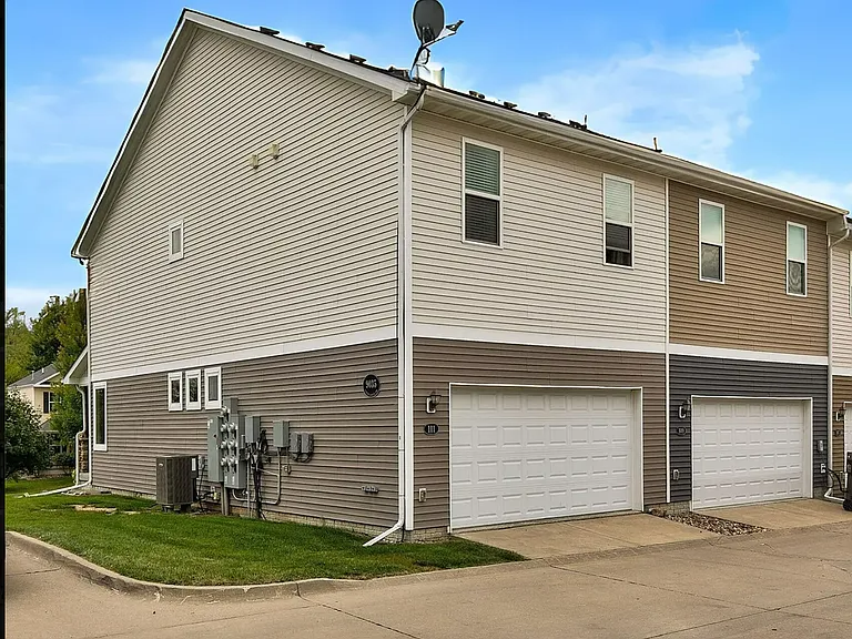 9035 Coneflower Dr in Des Moines, IA - Building Photo