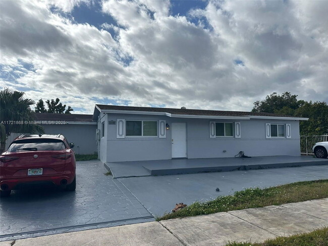 11721 SW 181st St in Miami, FL - Foto de edificio - Building Photo