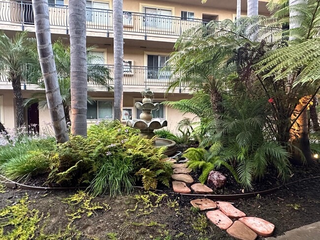 7555 Linda Vista Rd in San Diego, CA - Building Photo - Building Photo