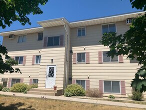 Willow Apartments in St. Cloud, MN - Foto de edificio - Building Photo