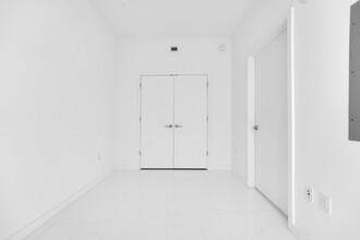 851 NE 1st Ave, Unit 1110 in Miami, FL - Foto de edificio - Building Photo