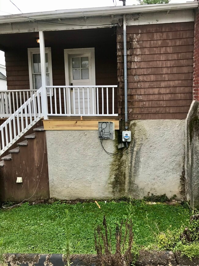 77 1/2 N High St, Unit Carriage House in Athens, OH - Foto de edificio - Building Photo