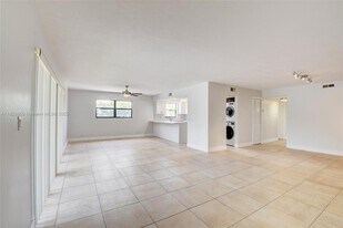 520 Orton Ave, Unit 201 in Fort Lauderdale, FL - Building Photo