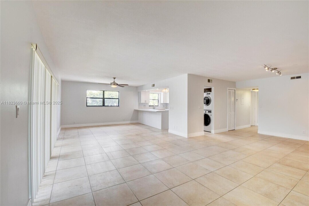 520 Orton Ave, Unit 201 in Fort Lauderdale, FL - Building Photo