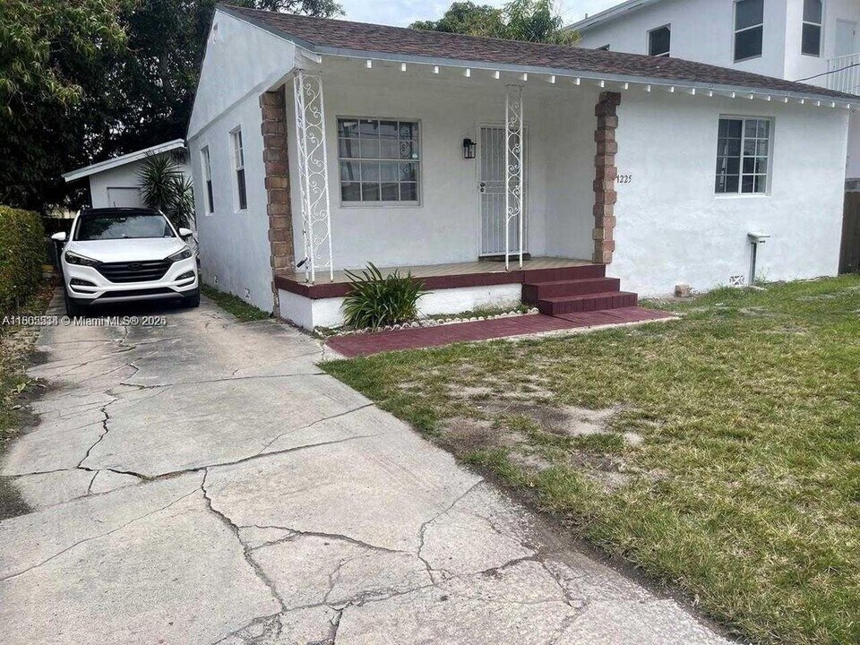 1225 NW 45th St in Miami, FL - Building Photo