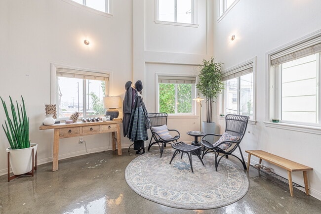 127 Galleon St, Unit 2 in Marina Del Rey, CA - Building Photo - Building Photo