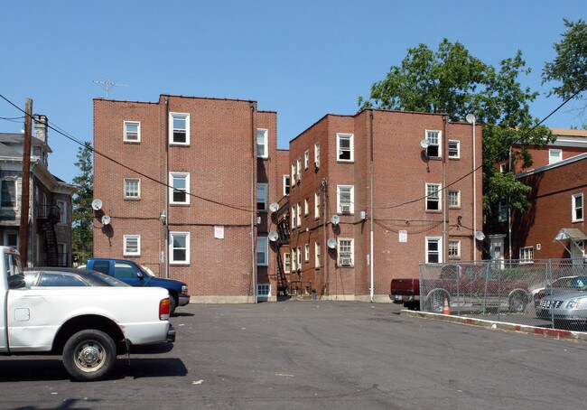 820 W Main St in Norristown, PA - Foto de edificio - Building Photo