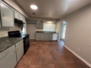 1057 Sunset Cir in Garland, TX - Building Photo - Building Photo