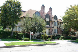 544 E Cypress Ave in Burbank, CA - Foto de edificio - Building Photo