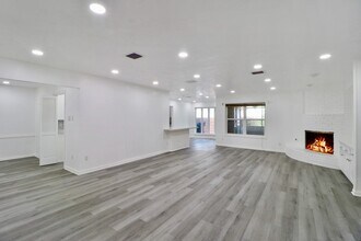 9807 Braewick Dr in Houston, TX - Building Photo - Building Photo