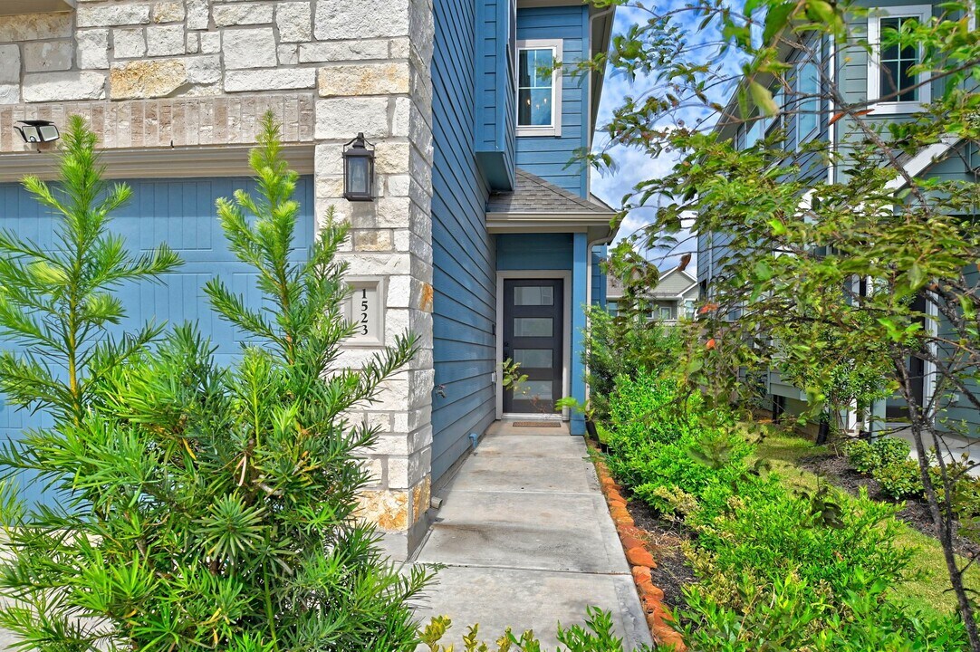 1523 Cathedral Bend Drive in Sienna, TX - Building Photo