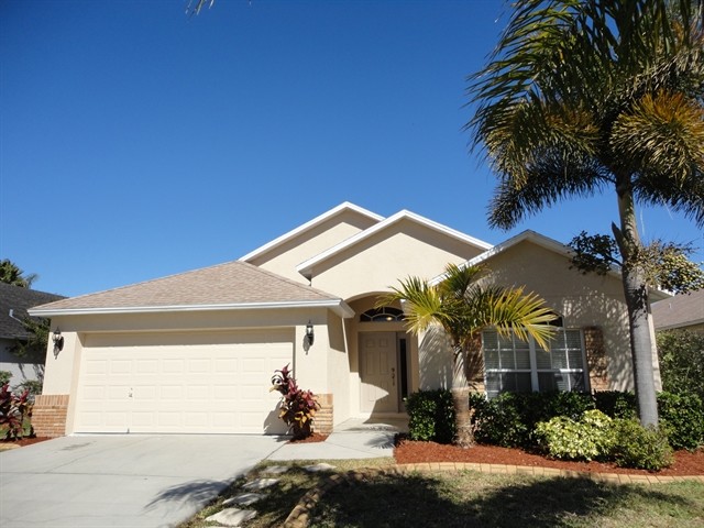 9710 Bay Colony Dr in Riverview, FL - Building Photo