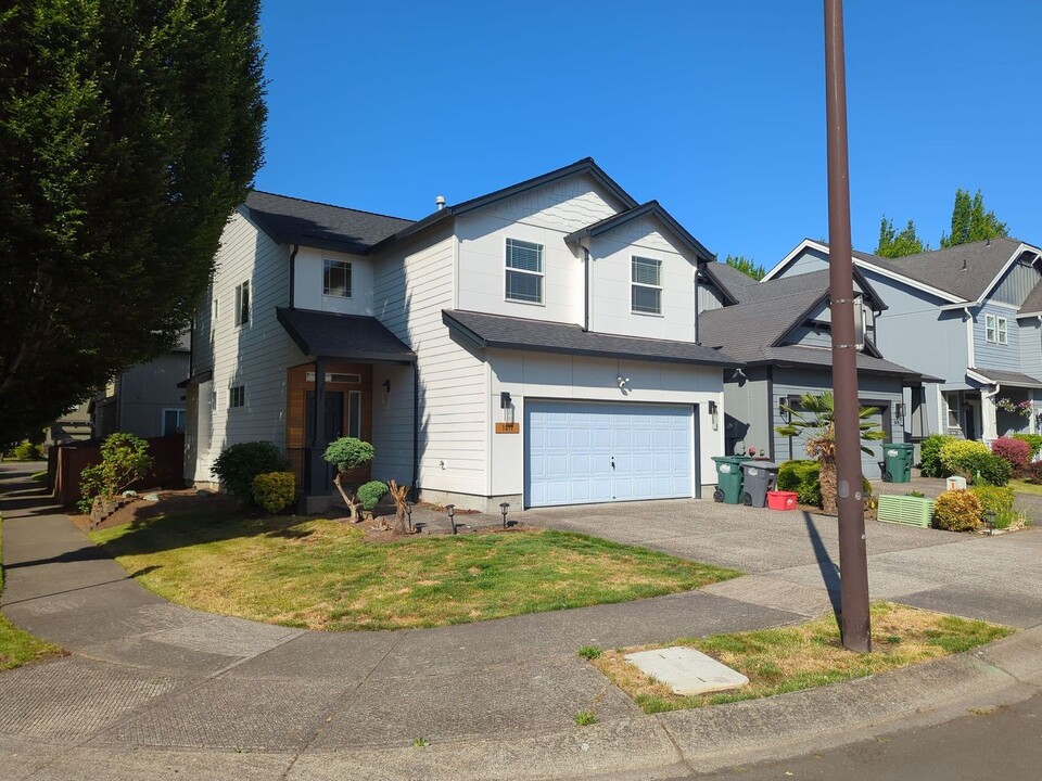 1811 SE Littlegem St in Hillsboro, OR - Building Photo