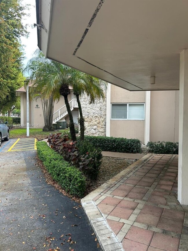 7450 Miami Lakes Dr in Hialeah, FL - Building Photo - Building Photo