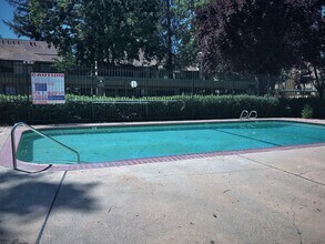 100 Del Verde Cir in Sacramento, CA - Foto de edificio - Building Photo