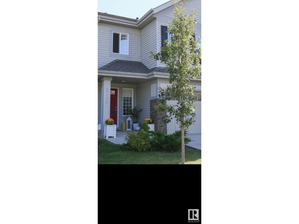 2430 Cassidy Way SW in Edmonton, AB - Building Photo