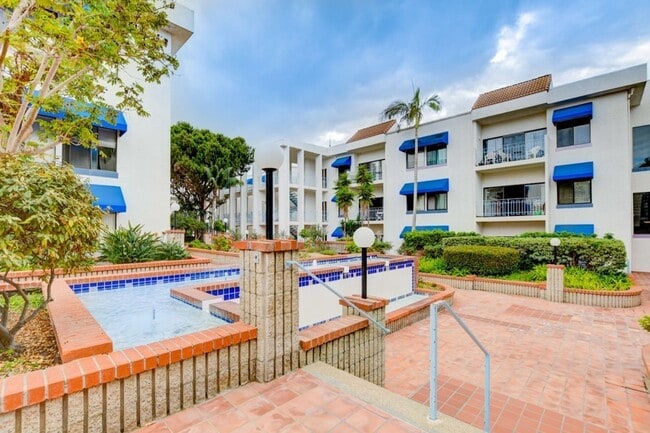 8338 Regents Rd in San Diego, CA - Building Photo - Building Photo