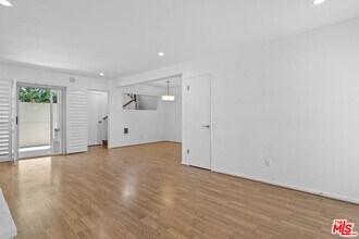 8120 Redlands St-Unit -5 in Los Angeles, CA - Building Photo - Building Photo