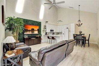 4350 Covey Cir, Unit 7-A in Naples, FL - Foto de edificio - Building Photo