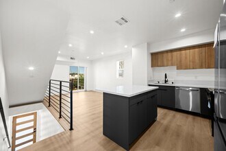 2000 Hillcrest Dr, Unit 2000 in Los Angeles, CA - Building Photo - Building Photo