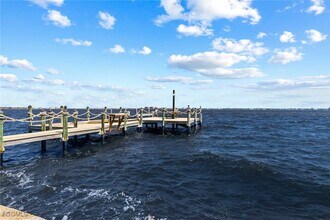 252 Bayshore Dr in Cape Coral, FL - Foto de edificio - Building Photo