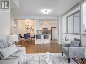 225 Webb Dr in Mississauga, ON - Building Photo - Building Photo