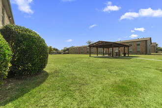 Cleburne Plaza in Cleburne, TX - Building Photo - Building Photo