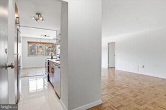 4600 Connecticut Ave NW, Unit 423 in Washington, DC - Building Photo - Building Photo