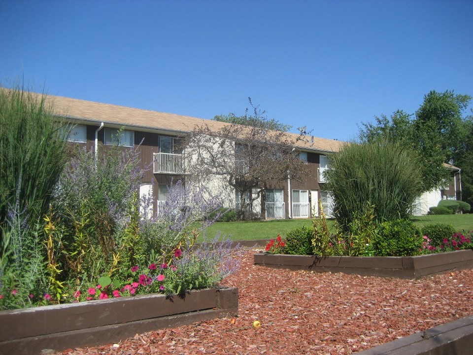 Spring Grove Apartments in Carpentersville, IL - Building Photo