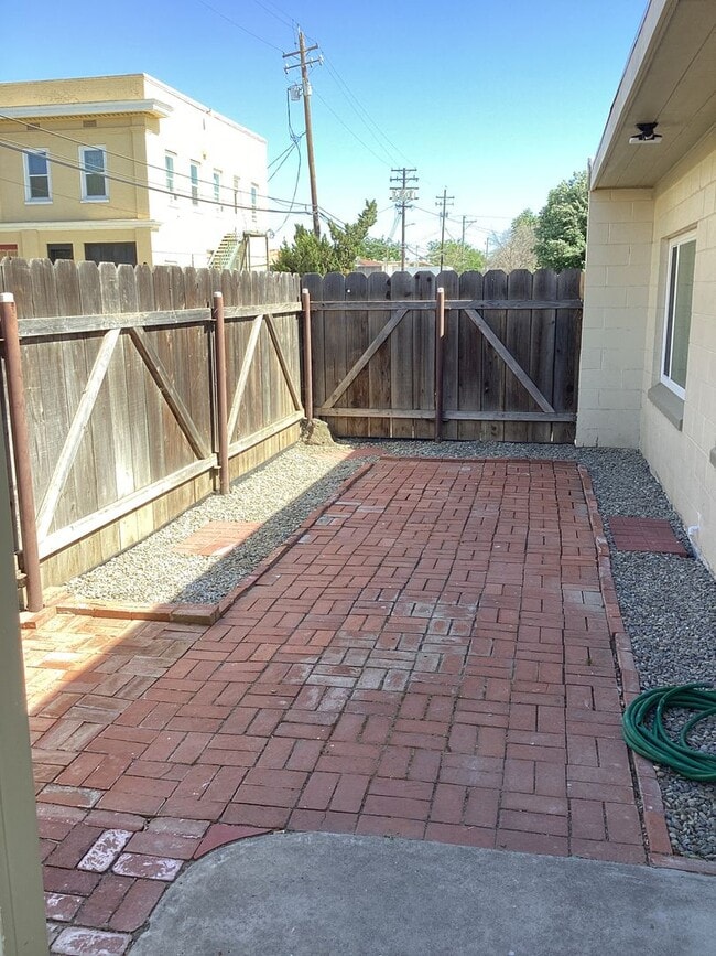 563 4th Ave in Gustine, CA - Building Photo - Building Photo