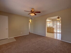 651 E Glade Ave in Mesa, AZ - Foto de edificio - Building Photo