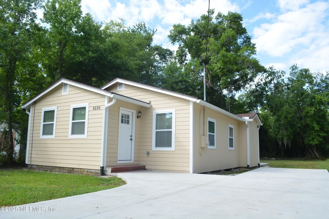 8238 Dekle Ave in Jacksonville, FL - Building Photo