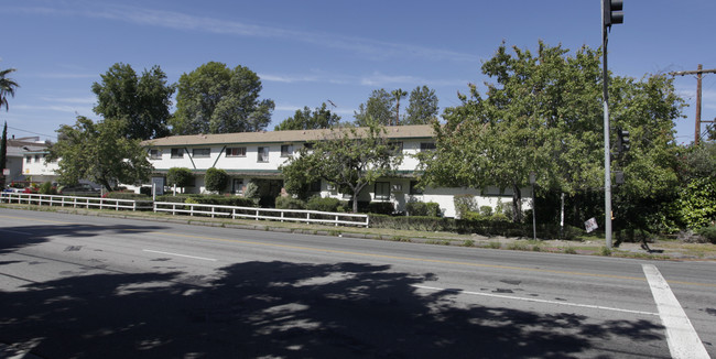 4961 Coldwater Canyon Ave in Sherman Oaks, CA - Foto de edificio - Building Photo