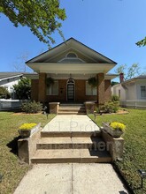 310 E 49th St in Savannah, GA - Foto de edificio - Building Photo