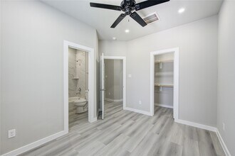 8155 Tate St in Houston, TX - Foto de edificio - Building Photo