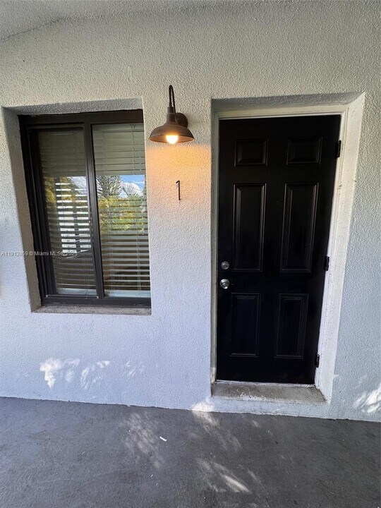 570 NE 69th St in Miami, FL - Building Photo