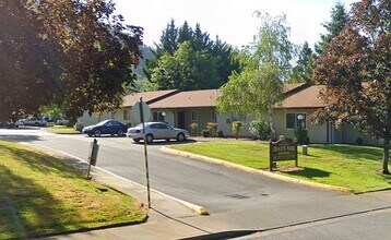 1465 NE 10th St in Grants Pass, OR - Building Photo - Building Photo