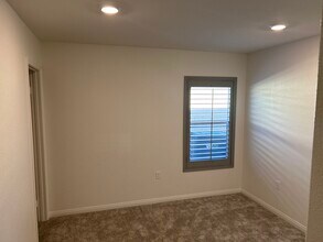22727 Morning Spruce St, Unit Nuevo Bed 2 in Lakeview, CA - Foto de edificio - Building Photo