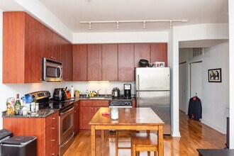 565 W Quincy St, Unit 1213 in Chicago, IL - Foto de edificio - Building Photo