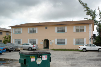 385 NW 43rd St in Oakland Park, FL - Building Photo - Building Photo