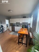 28 Pond St, Unit #2 in Boston, MA - Foto de edificio - Building Photo