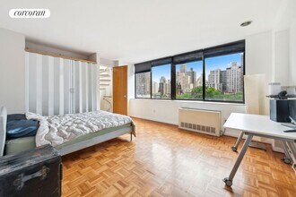 300 E 90th St in New York, NY - Building Photo - Building Photo