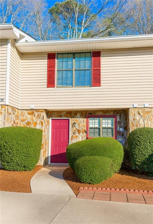 2498 Hidden Cove Ct in Gainesville, GA - Foto de edificio